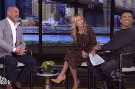 Kelly Ripa Handles Interrupting Audience Member During Christopher Meloni Interview
