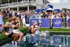 歓喜の瞬間を激写！ ネリー・コルダが生涯2度目の“池ダイブ”【動画】