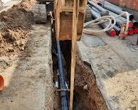 nuove tubazioni acqua cantiere scavo stradale rete idrica urbana condotta blu, generata con l'AI