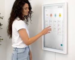 Изображение: family calendar displayed on a smart home screen, with upcoming events and reminders