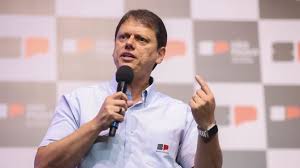Flávio vai “honrar” fim da reeleição se eleito, diz Tarcísio