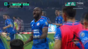 ¡Gol del Cruz Azul! Ebere desde el punto penal empata el partido frente a Chivas