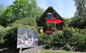 Ses chiens, le piano de Gainsbourg, une ambiance d’arche de Noé… Bienvenue dans la maison de campagne secrète de Bardot