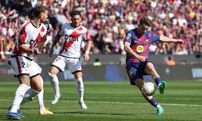 El Rayo sigue su sueño europeo en medio de su caos cotidiano