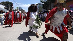 Fuerte empujón en viacrucis de Xonacatlán provoca caída de “Jesús” y resulta herido
