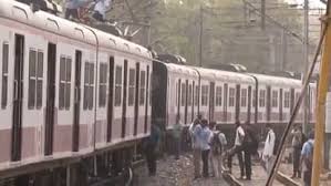 Train Derail: दिल्ली के शिवाजी ब्रिज के पास निजामुद्दीन-गाजियाबाद ईएमयू डिरेल, मौके पर रेलवे के कर्मचारी