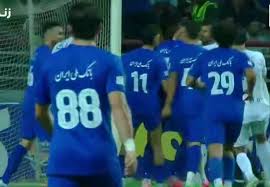 ببینید / اخراج رضاییان به‌علت درگیری با بازیکن استقلال خوزستان