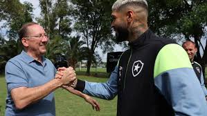 Afastamento de John Textor da SAF do Botafogo pode afetar venda de Alexander Barboza ao Palmeiras, diz blog