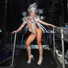 Tati Minerato aparece prateada representando a modernidade pela Grande Rio