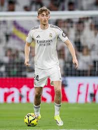 Zagueiro do Real Madrid compartilha postagem racista e é obrigado a se desculpar nas redes sociais