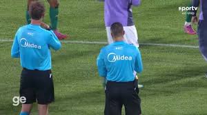 Jogadores de Chapecoense e Botafogo se desentendem no intervalo da partida
