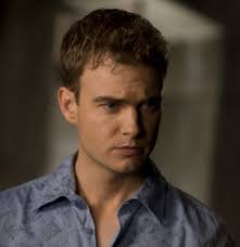 L&#39;histoire commence avec le recrutement du jeune Docteur Will Zimmerman (Robin Dunne). Ce dernier est un psychiatre médico-légal qui travaille avec la ... - sanctuary_robindunne