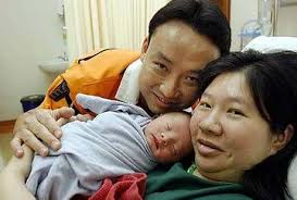 Latest addition: Oon and his wife Lim with their newborn son at Lam Wah Ee ... - b2