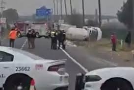 ¡Emergencia en el Edomex HOY! Vuelca pipa de gas en autopista Peñón-Texcoco y desata caos vial por bloqueo de carretera