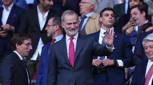 Una experta en protocolo, sobre Felipe VI en la Champions: "Cualquier gesto que puede interpretarse como afinidad hacia un equipo concreto, como el uso de una corbata roja"