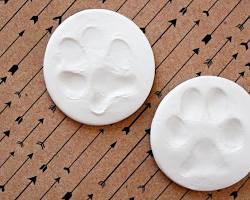 clay paw print sculptureの画像