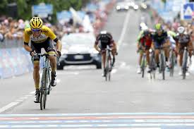 Risultati immagini per gruppi di ciclisti in fuga