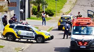 Homem entra em surto, ataca esposa e mantém filho refém na Grande Curitiba