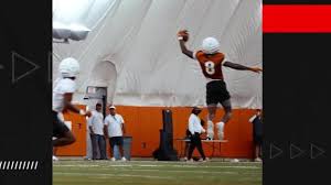 Texas WR Cam Coleman makes a preposterous one-handed grab