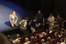 Hans Teeuwen zet twee mannen uit de zaal tijdens voorstelling: "Dit hoef ik niet te pikken"