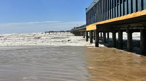 Frente fria deixa mar agitado e com ondas de até três metros em Santa Catarina