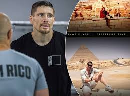 Rico Verhoeven deelt in Egypte eerbetoon aan zijn overleden moeder: 'Met tranen in mijn ogen schrijf ik dit'