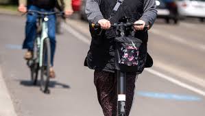 Helmpflicht etc. - Neue Regeln für E-Scooter und E-Bikes in Kraft