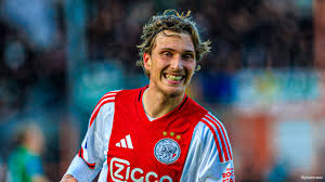 LIVE: Transfer naar PSG? Mika Godts knalt Ajax op voorsprong vanaf de stip