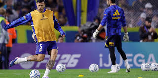 Paredes enciende las alarmas en Boca vs Universidad Católica: se tocó el posterior en la entrada en calor
