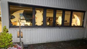 Ruiten ingegooid bij gemeentehuis Loosdrecht waar asielopvang komt