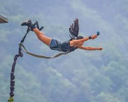 Bungee jumping resmi