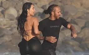 Férias da F1? Lewis Hamilton aparece em passeio romântico com Kim Kardashian