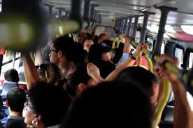 Resultado de imagem para onibus lotado