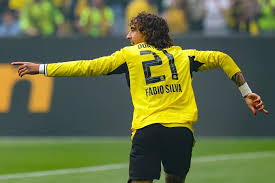 Fábio Silva titular no triunfo do Dortmund
