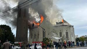 Incêndio atinge igreja centenária de Flores da Cunha, na Serra Gaúcha