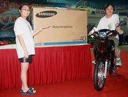 Double joy: Sin Ghee sitting on a Modenas motorbicyle while Lay Theng stands ... - 016999673