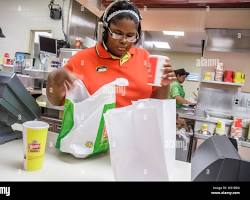 Image of teenager working at a fastfood restaurant