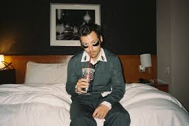 Harry Styles acerta em disco meio 'diferentão' e mostra que 'sumiço' faz bem para um popstar