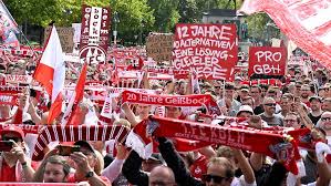 1. FC Köln: Fan-Demo gegen Verzögerung beim Ausbau des Geißbockheims - Imagen principal del artículo