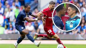 VIDEO: Willer Ditta encara y empuja a un árbitro en el Cruz Azul vs. Toluca