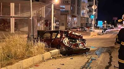 Kırmızı ışıkta bekleyen otomobile kamyon çarptı: 2 kişi yaralandı, yol trafiğe kapatıldı İhlas Haber Ajansı