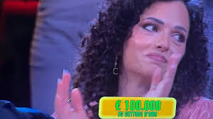 Sara e la scelta di cuore ad Affari Tuoi: vince 100mila euro dopo una partita da incubo. “La Regione Fortunata è quella di papà”