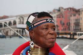 La Galleria Franco Riccardo con questa mostra apre la nuova sede in Piazzetta Nilo, 7. La personale di ESTHER MAHLANGU, l&#39;artista sudafricana scelta dalla ... - 1286279278b