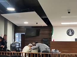 Esposa otorga perdón al ex director de Pemex, pero jueza lo vincula a proceso por violencia familiar
