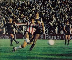 Con las dos camisetas: de Racing y de Estudiantes