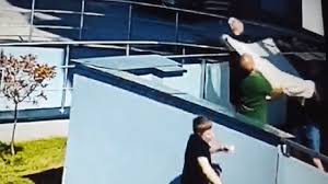 Vídeo mostra momento em que homens salvam bebê que caiu do quinto andar