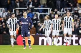 LIVE | Van kwaad tot erger: PSV in grote problemen na flaters, Salah-Eddine geblesseerd naar de kant