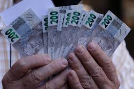 Empresas devem emitir notas fiscais com informações da reforma tributária a partir desta segunda