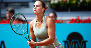 Sabalenka se atrapalha, reclama da quadra, mas vence dura estreia em Madri