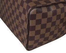 closeup of the Louis Vuitton Damier Ebene patternの画像